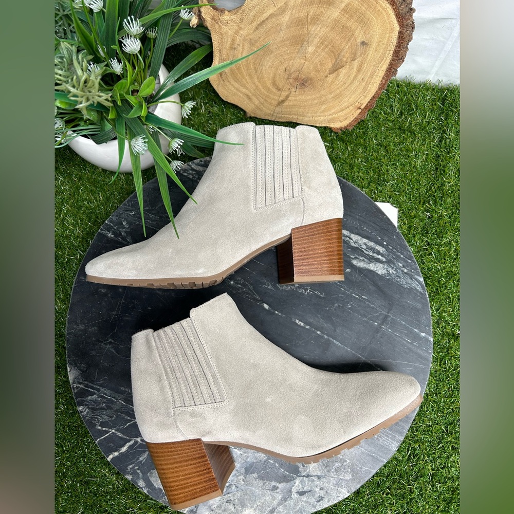 Aquatalia Weatherproof Block
Heel Bootie  women size 10 / Grey new